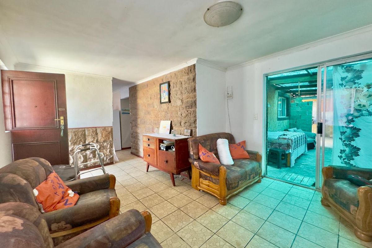 Three - bedroom spacious property for sale in Electric city - Photo 5