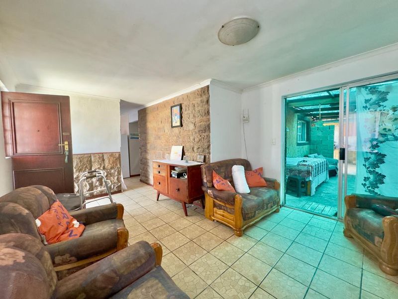 Three - bedroom spacious property for sale in Electric city - Photo 5