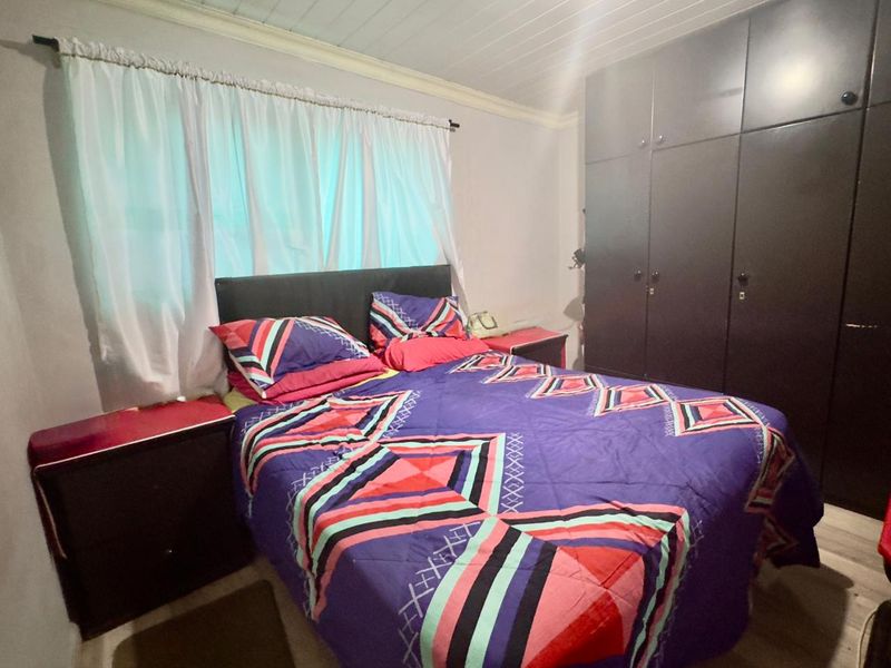 Three - bedroom spacious property for sale in Electric city - Photo 10