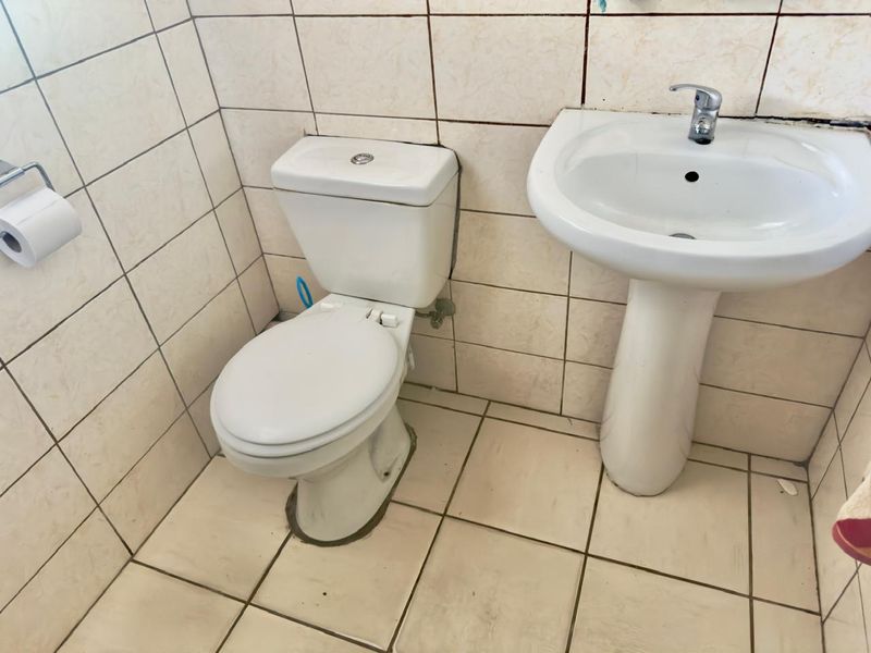 Three - bedroom spacious property for sale in Electric city - Photo 8