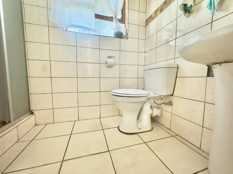 Three - bedroom spacious property for sale in Electric city - Photo 7