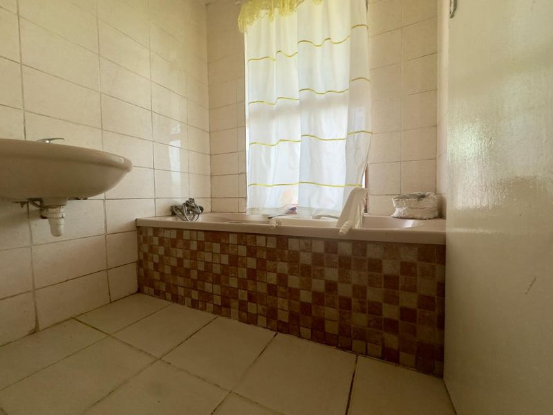 Three - bedroom spacious property for sale in Electric city - Photo 6