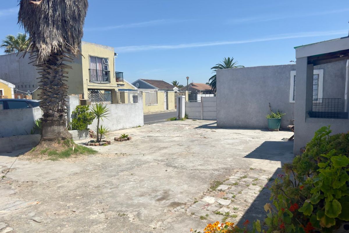 Three - bedroom spacious property for sale in Electric city - Photo 3