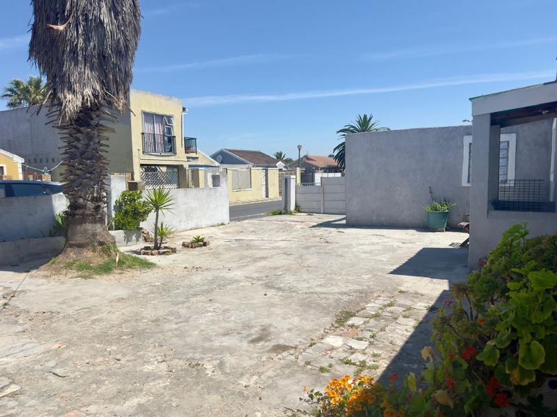 Three - bedroom spacious property for sale in Electric city - Photo 3