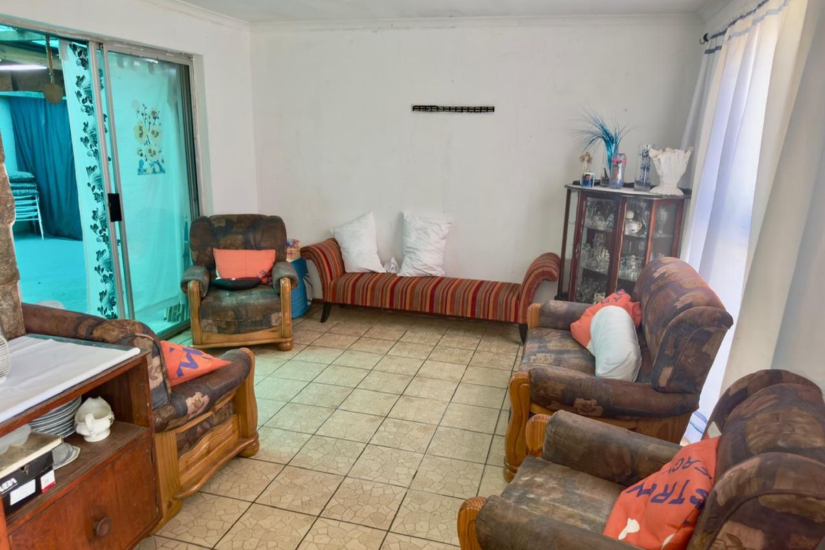 Three - bedroom spacious property for sale in Electric city - Photo 4