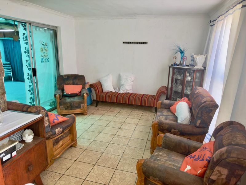 Three - bedroom spacious property for sale in Electric city - Photo 4