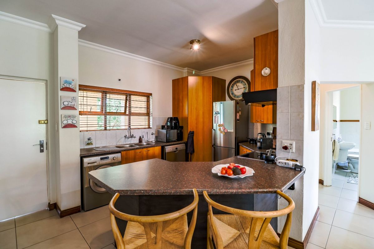 Spacious 2 BED Top-Floor Apartment in Bantry Oval, Bryanston - Photo 5