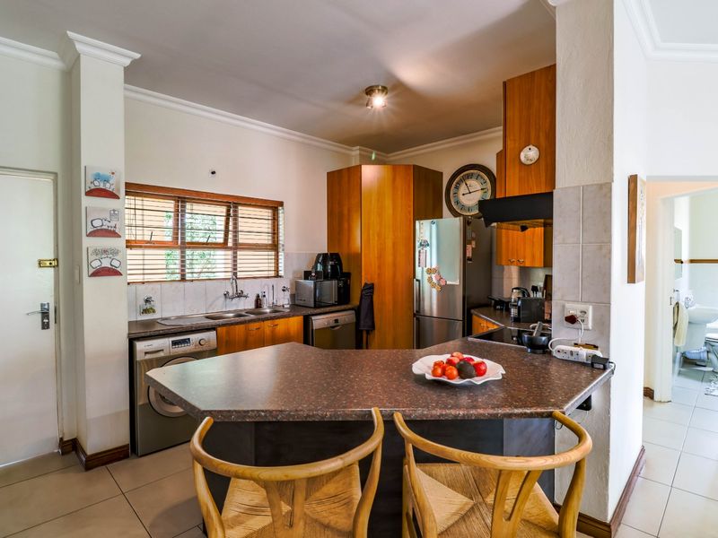 Spacious 2 BED Top-Floor Apartment in Bantry Oval, Bryanston - Photo 5