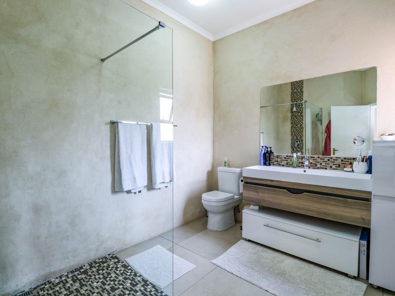 Spacious 2 BED Top-Floor Apartment in Bantry Oval, Bryanston - Photo 10