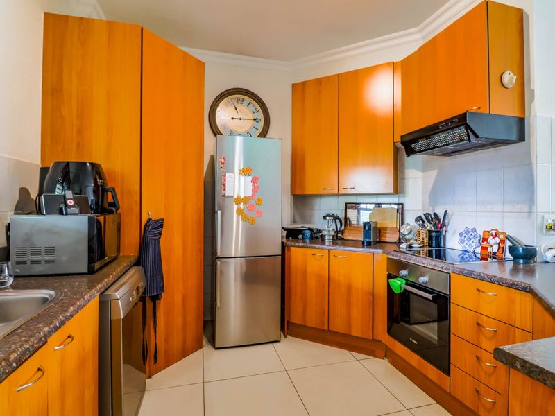 Spacious 2 BED Top-Floor Apartment in Bantry Oval, Bryanston - Photo 7