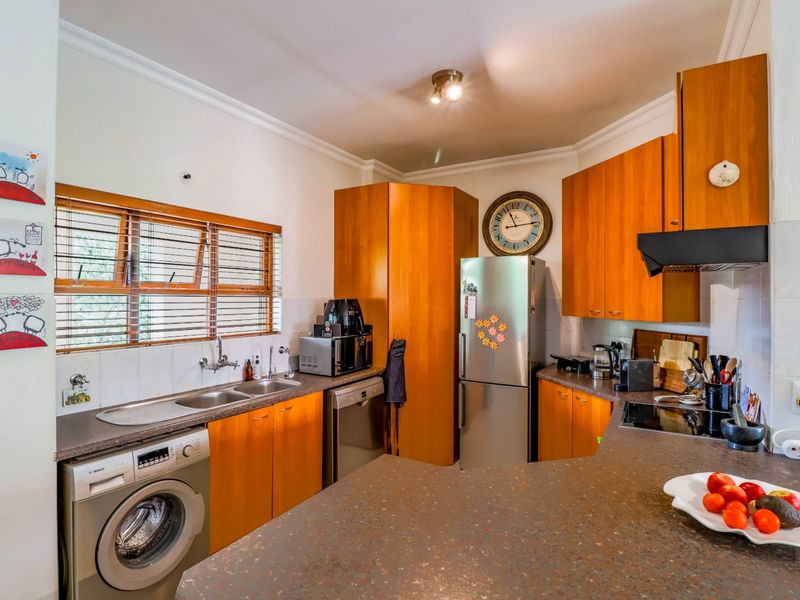 Spacious 2 BED Top-Floor Apartment in Bantry Oval, Bryanston - Photo 6