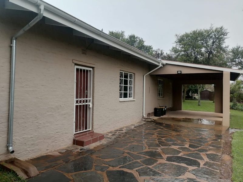 2-Bedroom, 1-Bath Home with Double Garage – Available Immediately - Photo 2