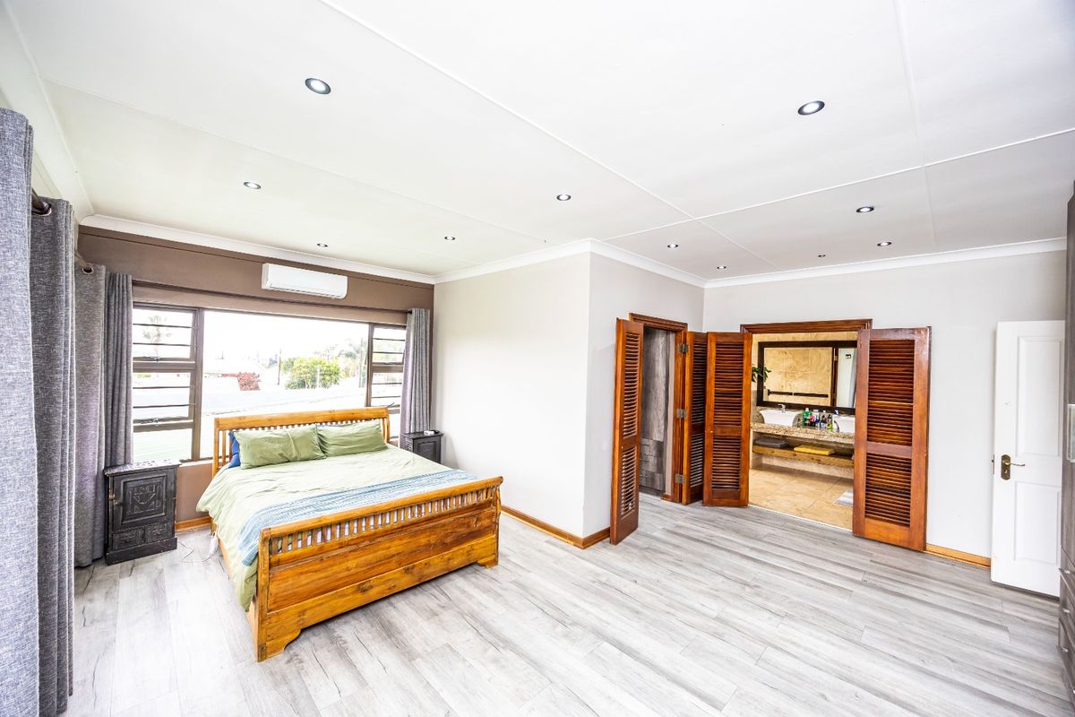 Newly Renovated Baysville Luxury — Double-Storey Coastal Home with Panoramic Sea Views For sale  - Photo 2