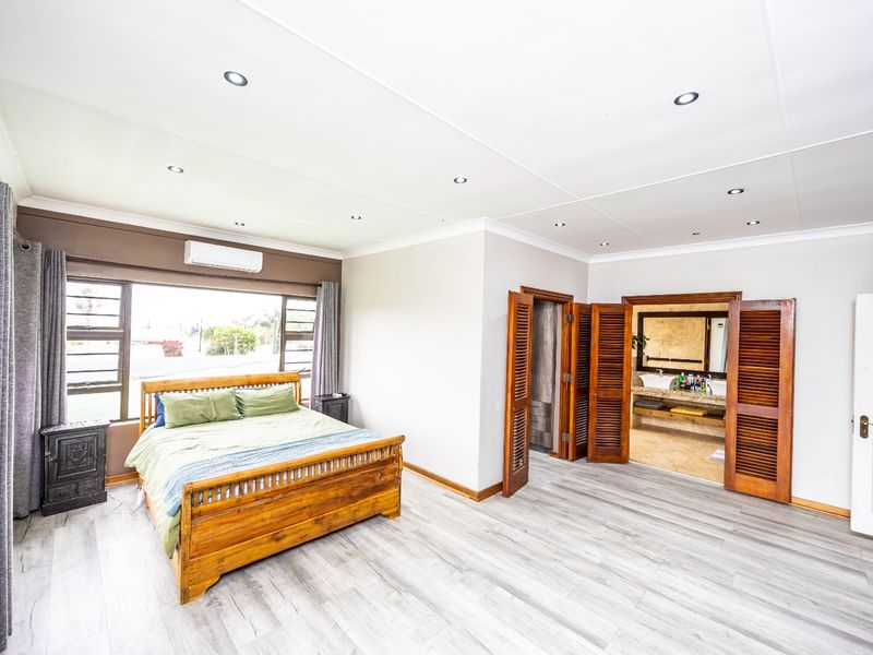 Newly Renovated Baysville Luxury — Double-Storey Coastal Home with Panoramic Sea Views For sale  - Photo 2