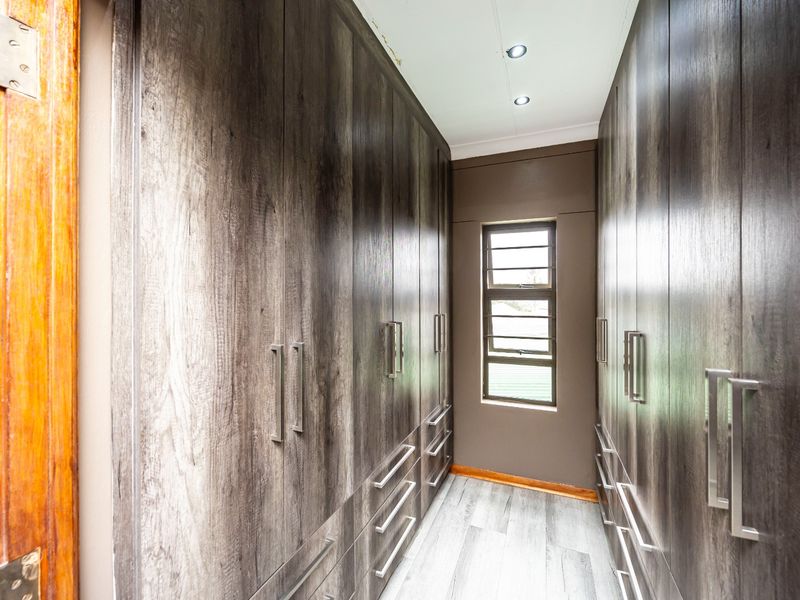 Newly Renovated Baysville Luxury — Double-Storey Coastal Home with Panoramic Sea Views For sale  - Photo 10