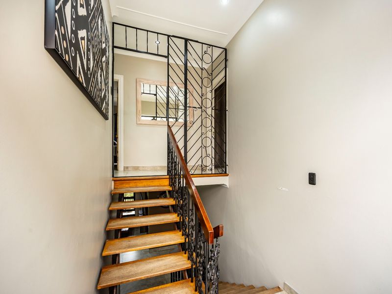 Newly Renovated Baysville Luxury — Double-Storey Coastal Home with Panoramic Sea Views For sale  - Photo 5