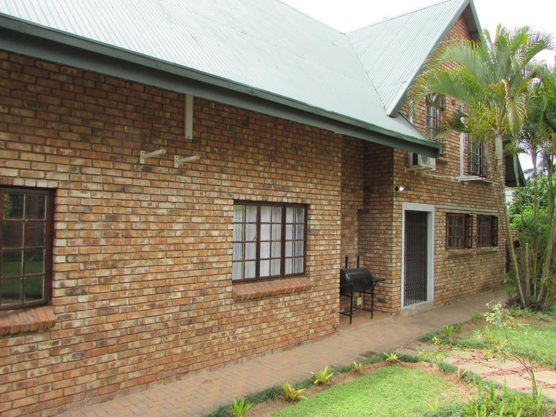 4 Bedroom home plus 2 flats! - Photo 4