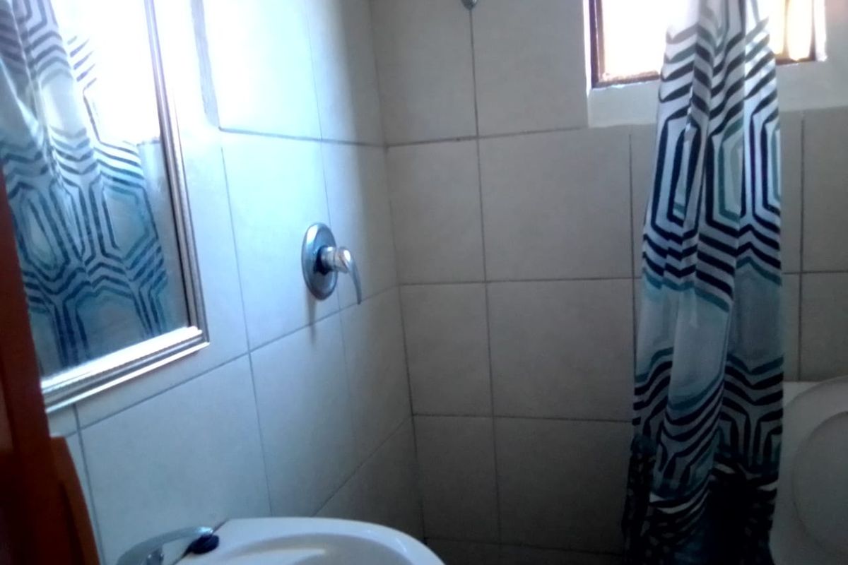 A Charming 1 Bedroom 1 Bathroom  - Photo 5