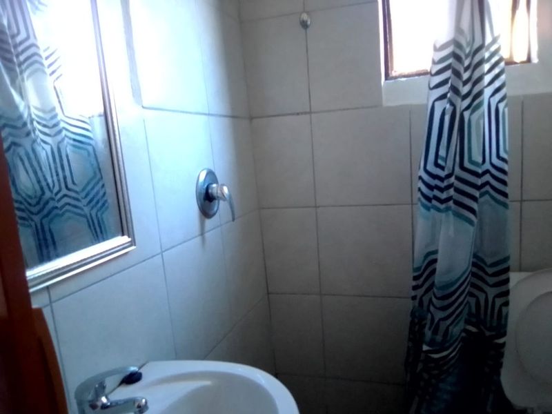 A Charming 1 Bedroom 1 Bathroom  - Photo 5