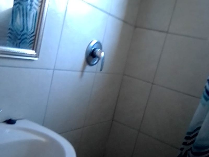 A Charming 1 Bedroom 1 Bathroom  - Photo 6