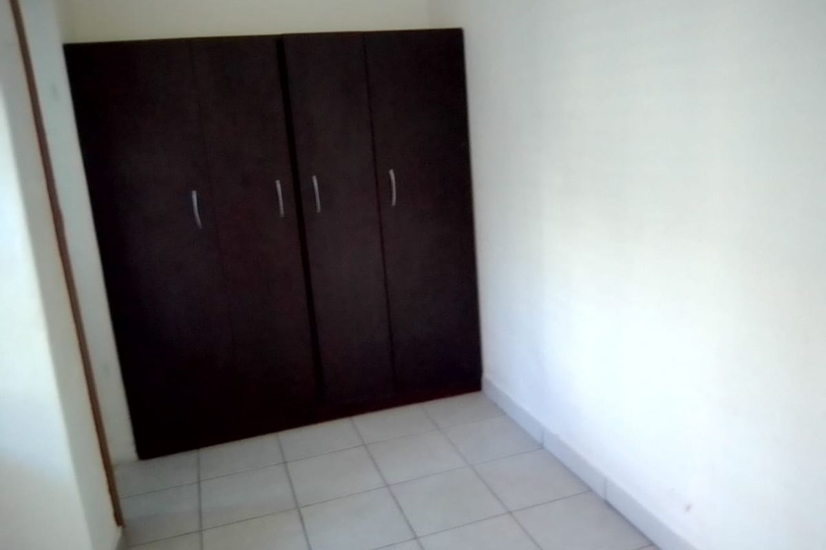 A Charming 1 Bedroom 1 Bathroom  - Photo 4