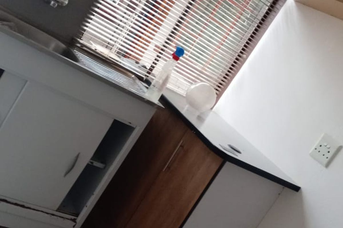 A Charming 1 Bedroom 1 Bathroom  - Photo 2