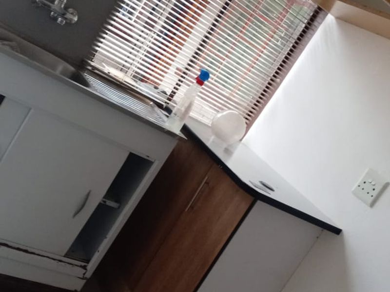 A Charming 1 Bedroom 1 Bathroom  - Photo 2