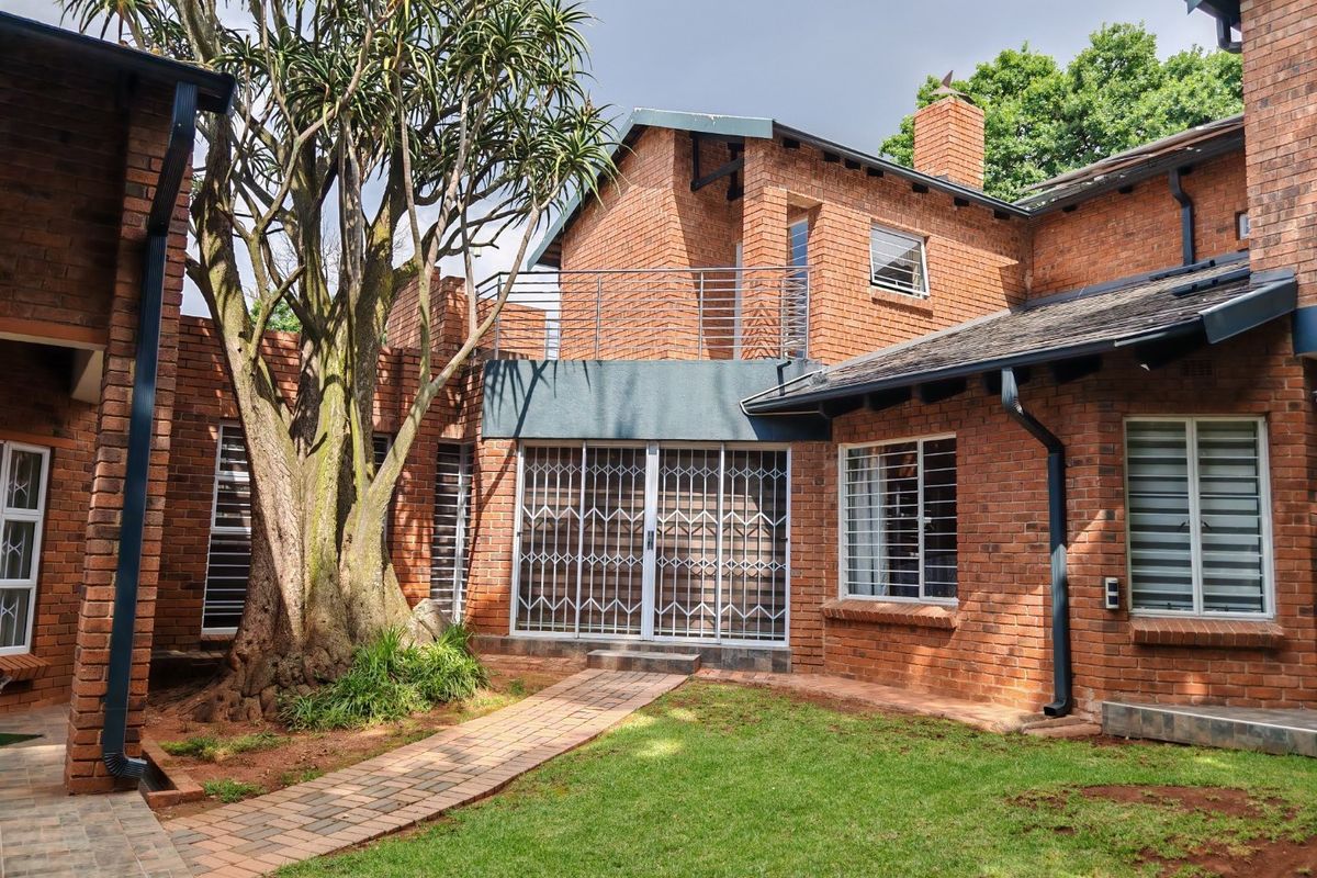 5 Bedroom house for sale in Houghton Estates. - Photo 2