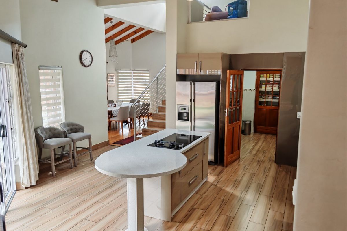 5 Bedroom house for sale in Houghton Estates. - Photo 5