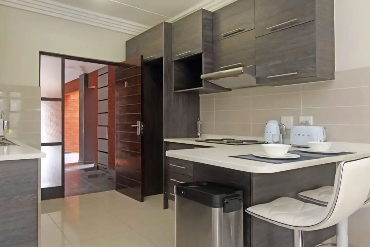 Beautiful 3 bedroom 2 bathroom apartment For Sale in Eveleigh, Boksburg - Photo 2