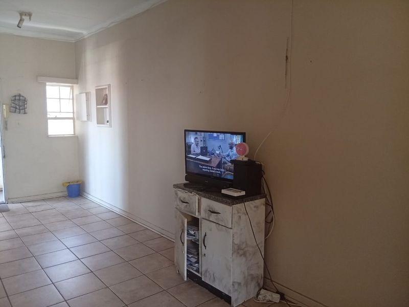 Spacious 1-Bedroom Apartment  - Photo 5