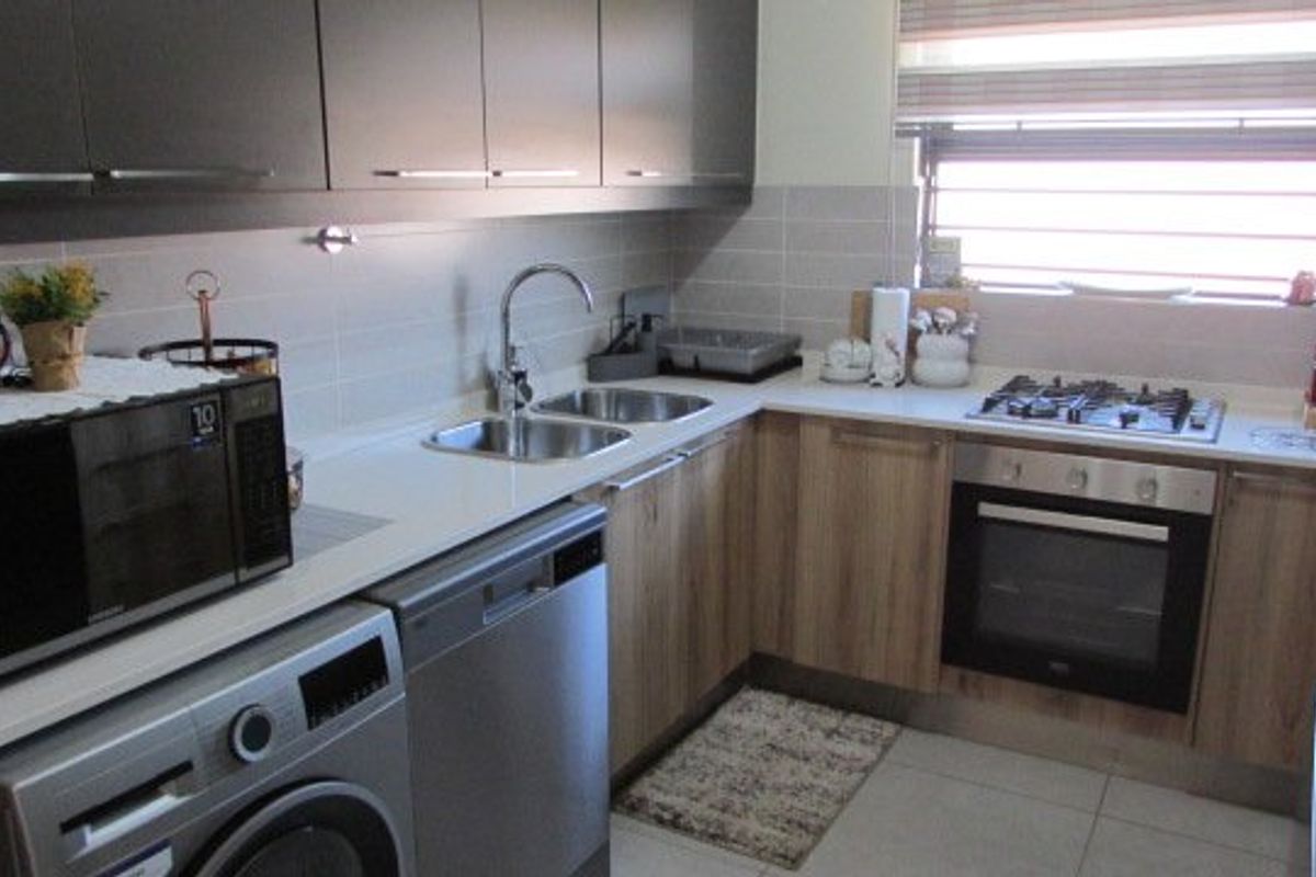 Modern 3 Bed Flat with Excellent Lifestyle Amenities - Photo 2