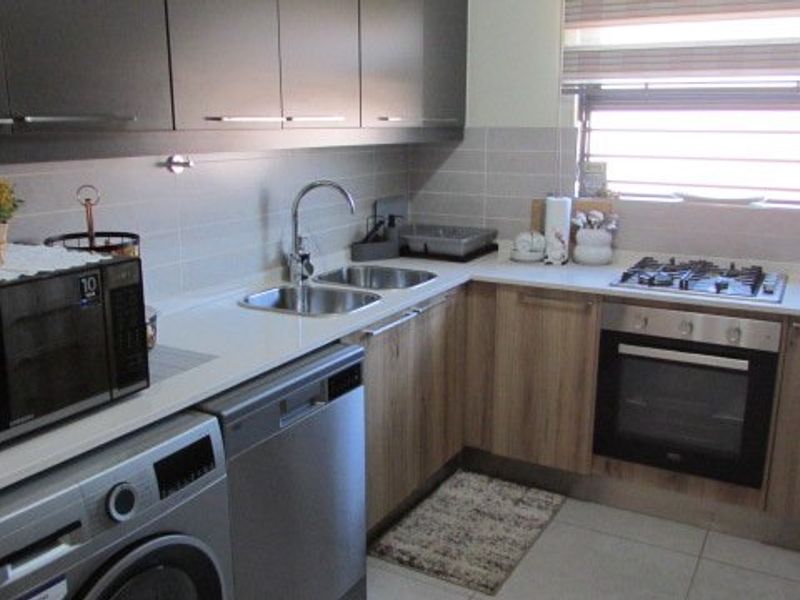 Modern 3 Bed Flat with Excellent Lifestyle Amenities - Photo 2