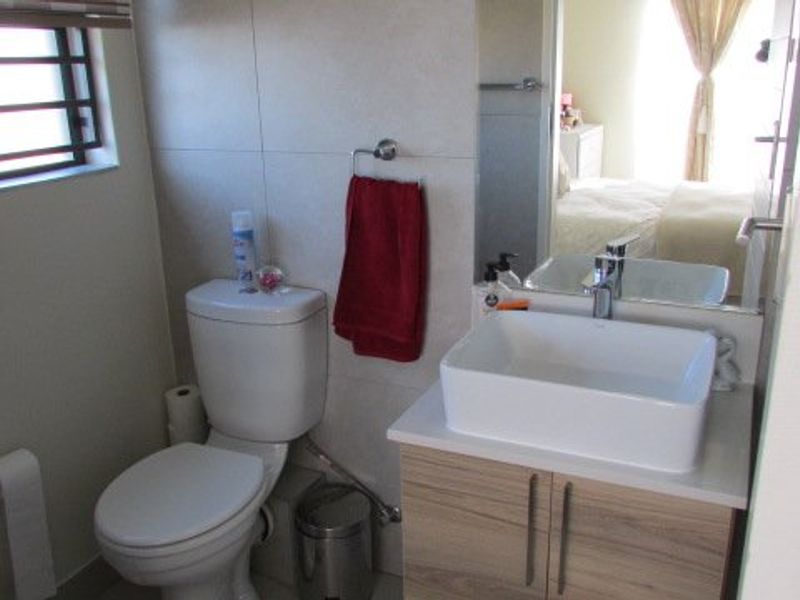 Modern 3 Bed Flat with Excellent Lifestyle Amenities - Photo 9