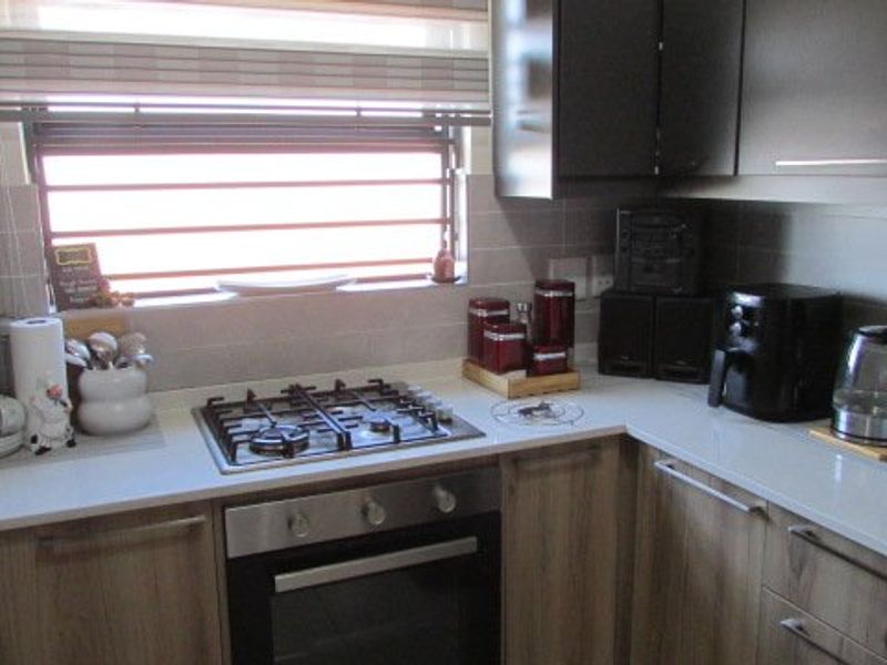 Modern 3 Bed Flat with Excellent Lifestyle Amenities - Photo 7