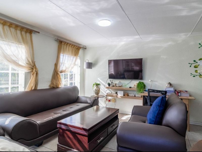 2 Bed Townhouse for Sale – Stylish, Secure & Pet-Friendly Living! - Photo 4