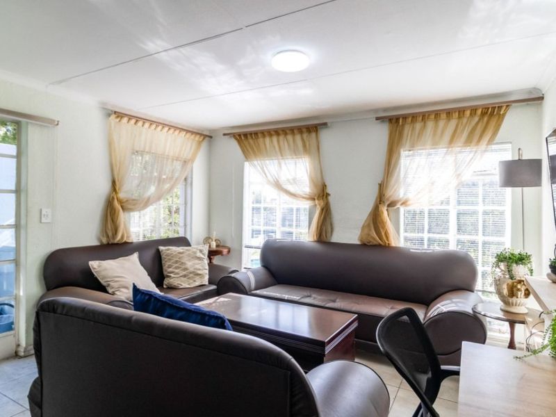 2 Bed Townhouse for Sale – Stylish, Secure & Pet-Friendly Living! - Photo 9