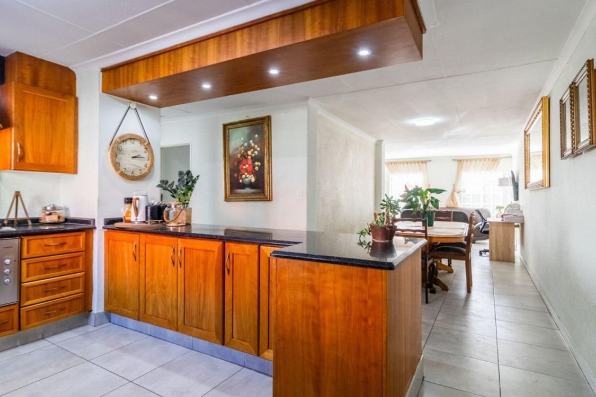 2 Bed Townhouse for Sale – Stylish, Secure & Pet-Friendly Living! - Photo 3