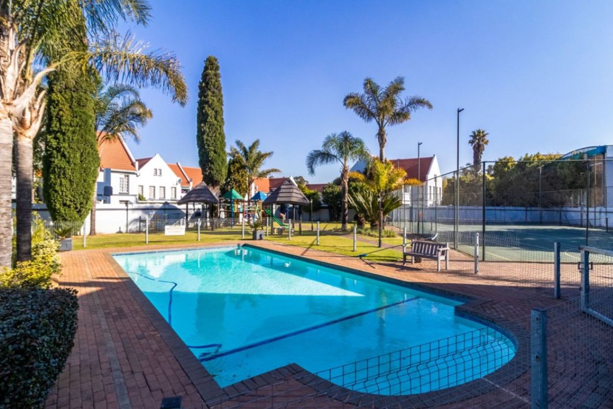 2 Bed Townhouse for Sale – Stylish, Secure & Pet-Friendly Living! - Photo 2