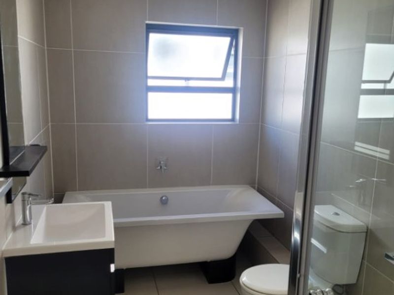 2 Bed Flat for Sale – Spacious, Modern & Secure Living! - Photo 4