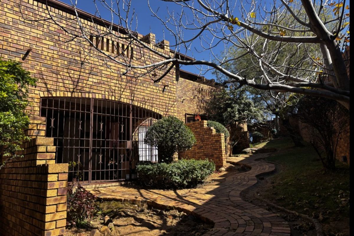 2 Bed Townhouse for Sale – Secure, Comfortable & Convenient Living! - Photo 2