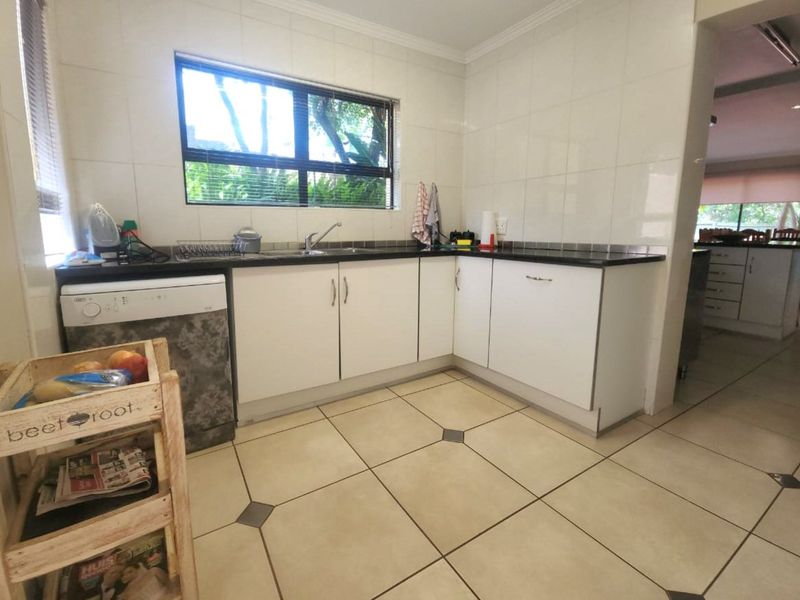 Beautiful Family Home in the Sought After Seasons Golf Estate, Hartbeespoort NW - Photo 10