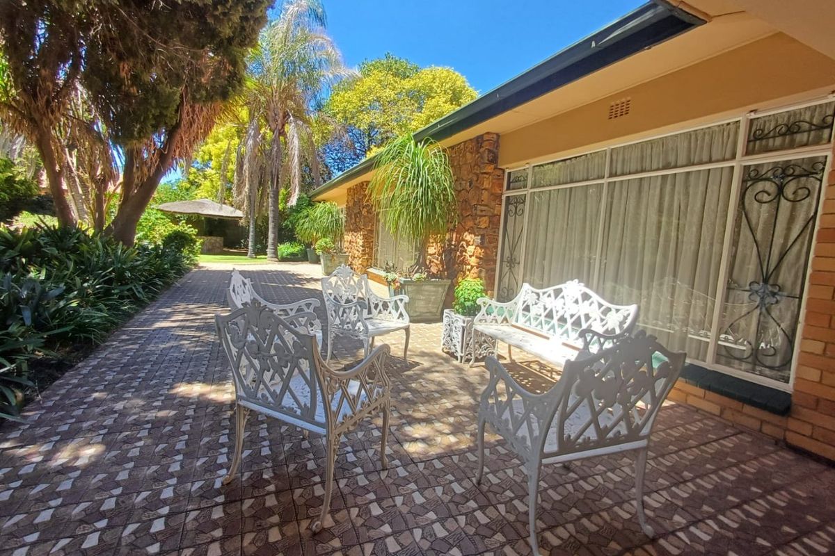 Spacious Family Home or Business Gem in Wilkoppies, Klerksdorp - Photo 4