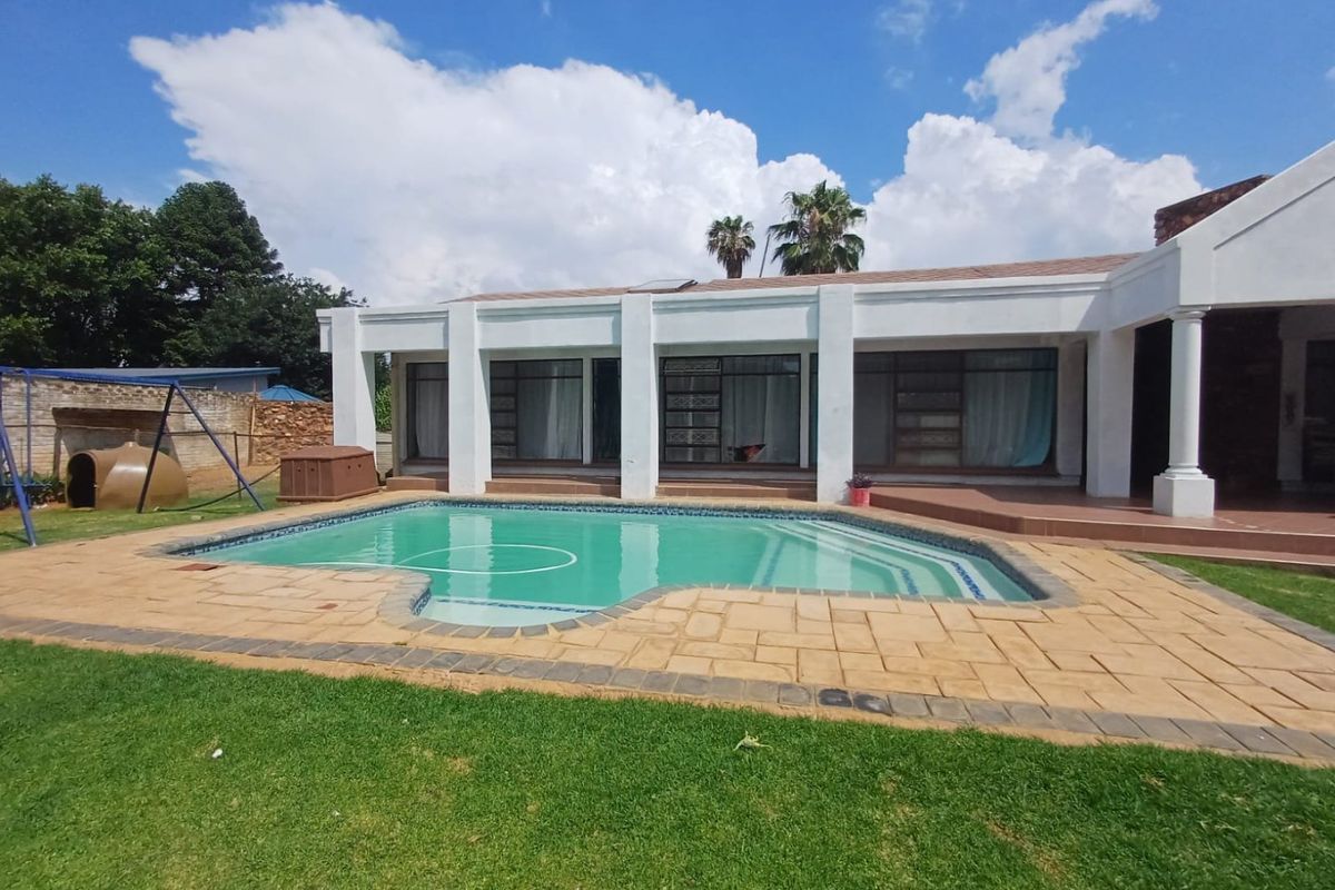 Beautiful Family Retreat in the Heart of Flamwood, Klerksdorp - Photo 2