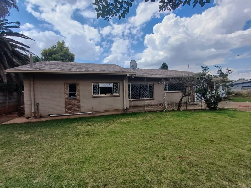 Beautiful Family Retreat in the Heart of Flamwood, Klerksdorp - Photo 8