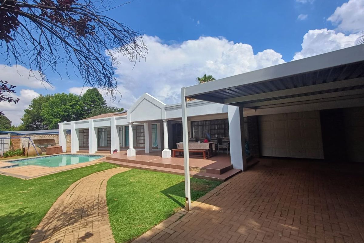 Beautiful Family Retreat in the Heart of Flamwood, Klerksdorp - Photo 3