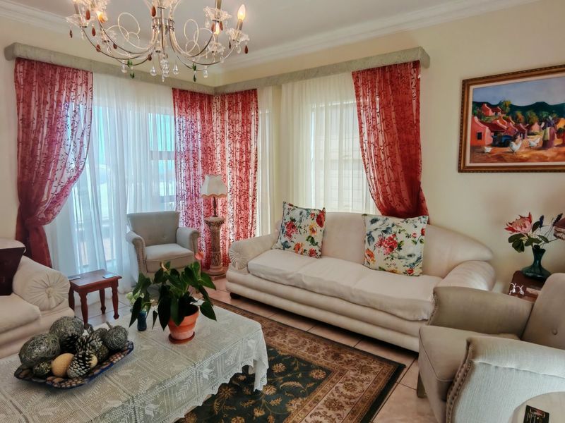 Elegant Residence Near the Scenic Coastal Shore - Photo 3