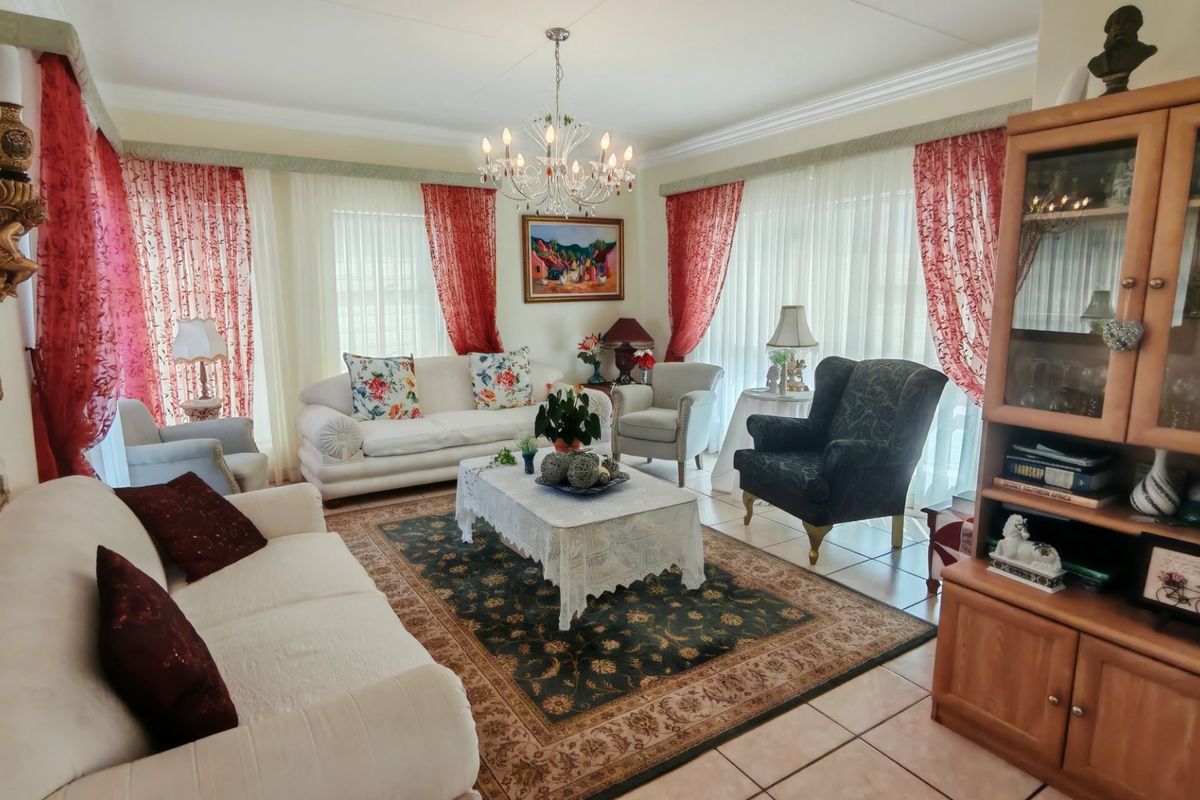 Elegant Residence Near the Scenic Coastal Shore - Photo 4