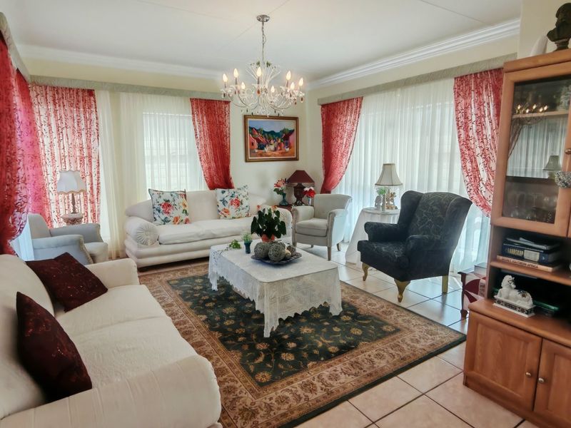 Elegant Residence Near the Scenic Coastal Shore - Photo 4