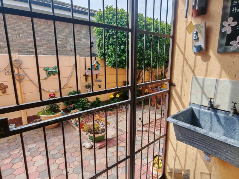 Elegant Residence Near the Scenic Coastal Shore - Photo 10